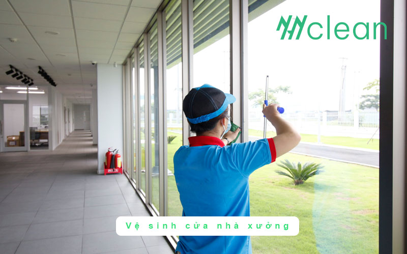Vệ sinh cửa nhà xưởng